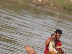 朝の市場とトンレサップ川クルーズで出会う「一期一会」の人々