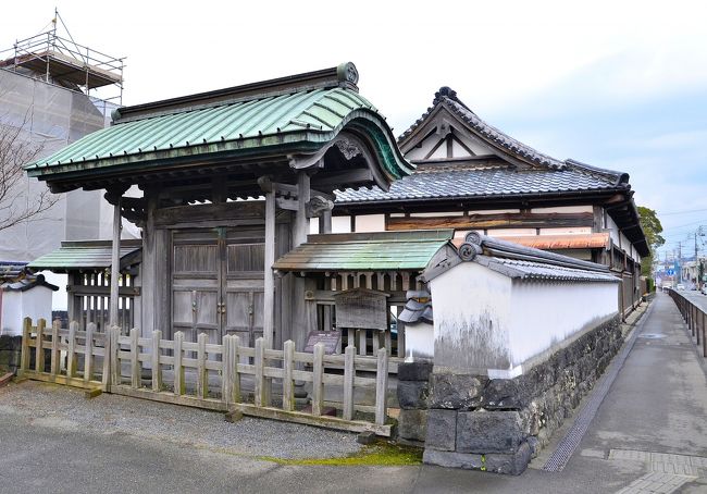 藩校「明倫館」の遺構があるのは、萩市内江向にある旧明倫小学校敷地内です。旧明倫小学校の外観は、レトロな風情を湛え、敷地も広大です。因みに、竣工式が行なわれたのは、昭和１０年１０月１０日午前１０時だそうです。２０１４年に新校舎が竣工したため現在は使用されていませんが、この学舎で萩への郷土愛と矜持が育まれたことでしょう。<br />明倫館は、１８６７（慶応３）年の廃館まで約１５０年間に亘って多くの人材を輩出し、水戸の弘道館、岡山の閑谷学校と並ぶ「日本三大学府」と称されていました。明倫館では９歳になった松陰も兵学講師見習いとして教出仕し、その後１９歳で講師として教鞭を振るい、高杉晋作や木戸孝允、楫取素彦なども通いました。<br />明倫館の始まりは、１７１８（享保３）年に５代藩主 毛利吉元が家臣の子弟教育のために萩城三の丸追廻し筋に開校したもので、その敷地は９４０坪ありました。その１３０年後、城下の中心地だった現在地へ移転し、規模を拡大しました。約１万５２００坪もの敷地内に、学舎や武芸修練場、練兵場などが置かれましたが、現存する遺構は、南門、明倫館碑、観徳門、聖賢堂、剣槍術場「有備館」、全国で唯一残る藩校の水練場「水練池」だけです。<br /><br />明倫館跡マップです。<br />http://hagishi.com/upload/files/meirinkanmap.pdf<br />＜１日目＞<br />新大阪駅（新幹線）===福山駅---錦帯橋（昼食＋散策）<br />---津和野（案内人と一緒に散策）---萩グランドホテル天空<br />＜２日目＞<br />萩グランドホテル天空---松陰神社（ボランティアの方と一緒に散策）<br />---旧萩藩校明倫館（同じ）---萩城下町（同じ）<br />---村田蒲鉾店（ショッピング）---海鮮村北長門（昼食）<br />---青海島（クルーズコース・島上陸コース・金子みすゞ記念館コースから選択）<br />---秋吉台---瑠璃光寺---湯本観光ホテル西京（オプション：大谷山荘宿泊）<br />＜３日目＞<br />湯本観光ホテル西京---宮島口===宮島（昼食＋散策：３時間）===宮島口<br />---尾道===千光寺公園（ロープウェイ）---千光寺公園（山頂）<br />---福山駅（新幹線）===新大阪駅