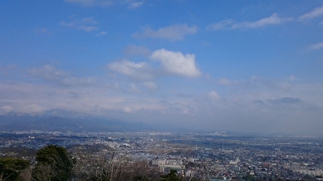 ３月１１日シラス漁解禁です！<br />今年も生シラス食べに行きたいなあ。<br />ここの所、風邪も引いていたので、山も歩かなきゃだし。<br />山のガイド本をペラペラ。<br />あまり歩きたくないので、楽そうな所をチョイス。<br /><br />選出されたのは、<br />湘南平からの高麗山。<br />１周コースにするか？往復コースにするか？悩むものの。<br />まずは、食事場所。<br />シラスが食べれる所を検索。<br />さすがに、ハイキング後、江ノ島に行くのは遠いものね。<br /><br />その結果。<br />めっちゃ、お勧めの所見つけたよ！！<br />シラスの定食に関しては、コスパ最高なんじゃないかしら。<br />シラスの時期は、ここで決まり！！・・と、思ってしまった。<br />ぜひ、近くにいったら行ってみて。<br />茅ヶ崎・・かなり、気になるお店多し。<br /><br />あ！で、山の感想ね。<br />湘南平と聞いて、ふれあいの道・・なんてのもあるし。<br />結構、なだらかな。<br />歩きやすい道なのかな？・・と、思っていたら衝撃でした。<br />ここは低山か？？と、投げかけたくなるしんどいさ。<br />長瀞アルプスが恋しくなりました。<br />男坂は岩殿山が思い浮かびます。<br /><br />見晴らしは、湘南平のみ、まぁー良い。<br />他は、全くと言って見えない。<br />地元民は、野鳥見学や体力増進の為の山・・と、言う感じで、散歩コースのように見受けました。<br /><br />なんにしても、町役場から歩かないでよかったな。・・と、言うのが、何よりもの感想。<br /><br />気がついた事。<br />１、最近、山登りの時の食事、おにぎり、お弁当よりも、フルーツが良い感じがしてきた。・・水分多めの果物、メロン。<br />２、リュックは腰で固定で背負うのが楽な気がしてきた。<br /><br />元山男、ジジリンに昔を思い出し、教えてもらったこと。<br />アナログの時計、持参か？イメージして。<br />迷った時、その時刻の、短い針を太陽に向ける。<br />そして、１２時と短い針〔太陽〕の間が南の方角。<br />南を向いて、左が東！！左のひ・・と、東のひ。<br />自分の場所がすぐに分かるぞ！！<br />・・なんか、頭が良くなった気がする。<br /><br />ジジリンいわく<br />太陽が見えなければ、使えないけどな！！はっはっはっ。<br /><br />なるー。<br />オチつきか・・。<br />そうだな。<br />やっぱり、方位磁石買うか？？<br /><br />本日の行程<br />ハイキング歩行距離 ３，４ｋｍ？<br />高低差  ２００弱？<br />所要時間 大体３時間。<br />無料駐車場、無料トイレ、各所にあり。<br /><br />湘南平ハイキング<br />茅ヶ崎にて昼食<br />七沢温泉にてお風呂<br />