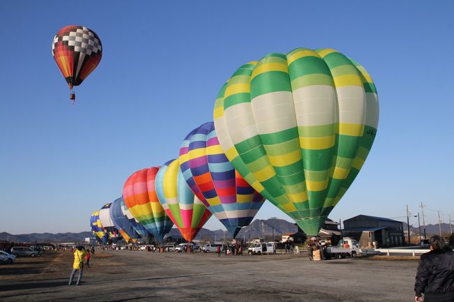 関西の気球のまちになりつつあるまち、かさい<br />2016年3月11日から3日間、全国学生熱気球選手権大会が開催されました。<br />この大会は、全国から大学生のチームが多数参加し、兵庫県播州平野中央部に位置する加西にて開催されました。<br />加西市では、2年くらい前から、冬になると気球が飛ぶ姿がよく見られるようになりました。そして今年、遂に加西にて学生によるこのような大きな大会が催されることになりました。<br />そして、この日はかつての海軍航空隊の飛行場跡、鶉尾飛行場滑走路からの全機一斉離陸が行われました。<br />雲一つない大空に舞うたくさんの気球、まさに壮観でした。<br />いつの間にか、加西は関西における気球のメッカともいえるようなまちになっていました。<br /><br />気球の飛ぶまち加西HP、<br /><br />http://kasaiballoon.wix.com/kasaiballoon<br /><br />こちらに本大会の主催などが記されていました。<br />