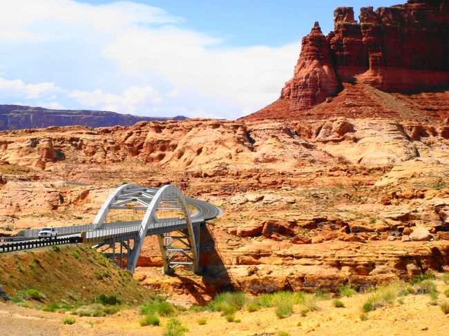 家族でアメリカ西海岸にあるNational Parkを中心に<br />レンタカーで周遊した時の行動記録です。<br /><br />【旅のしおり】<br />1日目:日本からサンフランシスコへ <br />2日目:ヨセミテNP<br />3日目:ラスベガスへ<br />4日目:ザイオンNP経由ブライスキャニオンNP<br />5日目:キャピトルリーフNPとミューリーポイント<br />6日目:モニュメントバレーとアンテロープキャニオン<br />7日目:再びラスベガス、そしてデスバレーNP<br />8日目:ジョシュア・ツリーNP経由LA<br />最終日:LAから帰国<br /><br />◎Part2. 再訪した家族旅行記はこちら↓<br /><br />・家族でアメリカ西海岸レンタカーの旅Ⅱ<br />http://4travel.jp/travelogue/11105568<br /><br />◎他の家族旅行記はこちら↓<br /><br />・家族でタイ旅行~ピピ島・プーケット・バンコク~<br />http://4travel.jp/travelogue/11102655