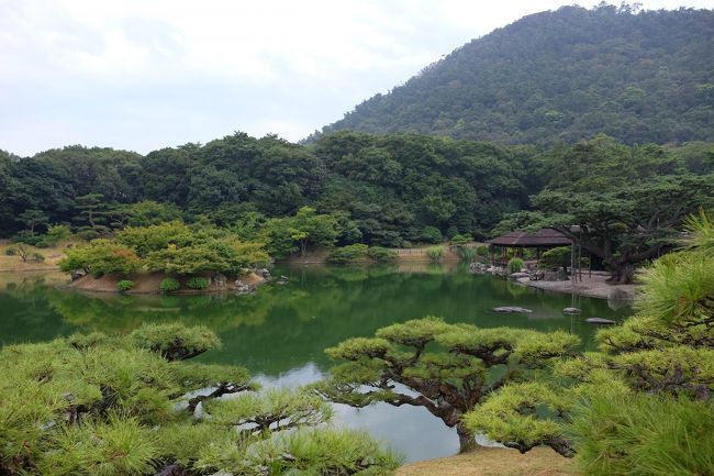 宇和島を観光していたらかなりの雨が降ってきたので途中で切り上げて、特急に乗って高松まで来て栗林公園にやってきました。一度行ったことのある今治城に行くという選択肢もあったのですが、雨模様なので日本庭園の方がまだ趣があるかなと思いこちらにやってきました。栗林公園も2011年に一度訪れています。