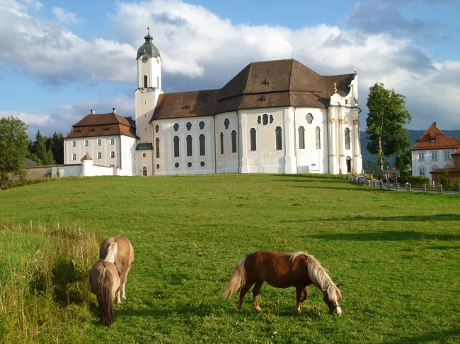 2013年になりますが、ドイツバイエルン州ヴィース巡礼教会に行きました。<br />ここは1983年にユネスコの世界遺産に登録されました。<br /><br />外観は牧草地に建つ質素な教会、中に入ると目を見張るほどの煌びやかさに驚きました。