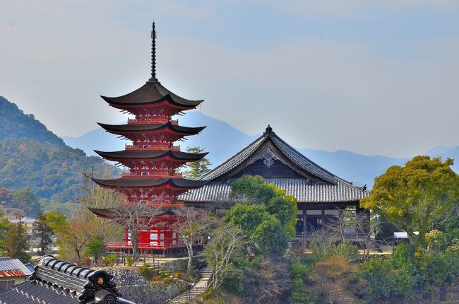 太古の昔から島全体が自然信仰の対象として崇められてきた宮島は、朱塗りの厳島神社以外にも歴史のある神社・仏閣が目白押しです。再訪問になる今回のミッションは、そんな歴史と神々の息吹を感じながら宮島を探索することです。<br />仏教の伝来以降、日本古来の神々と仏を結びつ付け、仏や菩薩が人々を救うために様々な神の姿を借りて出現するという本地垂迹説(ほんじすいじゃくせつ)が広まり、神仏習合が進展しました。ここ神の島「宮島」でも明治元年の神仏分離令までは、神社と寺院が密接に結び付けられて独自の文化を築き上げてきました。島内に点在する数多くの神社仏閣を巡れば、さらに深く宮島の歴史に触れることができます。<br />本編では、山辺の古径、五重塔、豊国神社にスポットを当てました。<br />前回訪問時の厳島神社の旅行記は次を参照してください。<br />http://4travel.jp/travelogue/10797008<br />弥山の旅行記は次を参照してください。<br />http://4travel.jp/travelogue/10797220<br /><br />今回お世話になった宮島観光マップです。<br />http://www.miyajima-wch.jp/common/img/guide/miyajima_map_ja.pdf<br />http://pleasure-luck.com/wp-content/uploads/2015/11/map1.pdf<br /><1日目><br />新大阪駅(新幹線)===福山駅---錦帯橋(昼食+散策)<br />---津和野(案内人と一緒に散策)---萩グランドホテル天空<br /><2日目><br />萩グランドホテル天空---松陰神社(ボランティアの方と一緒に散策)<br />---旧萩藩校明倫館(同じ)---萩城下町(同じ)<br />---蒲鉾店(ショッピング)---海鮮村北長門(昼食)<br />---青海島(クルーズコース・島上陸コース・金子みすゞ記念館コースから選択)<br />---秋吉台---瑠璃光寺---湯本観光ホテル西京(オプション:大谷山荘宿泊)<br /><3日目><br />湯本観光ホテル西京---宮島口===宮島(昼食+散策:3時間)===宮島口<br />---尾道===千光寺公園(ロープウェイ)---千光寺公園(山頂)<br />---福山駅(新幹線)===新大阪駅