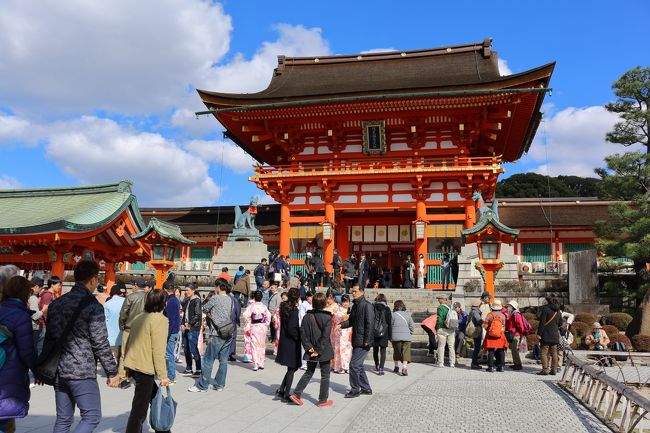 今年は、２年前に訪れた倉敷美観地区の春宵あかりに行こうかと考えていたところ、ひょんなことから京都東山花灯路なるものがあることを知り、これは、一回行って見ないと！！と奥様と相談して、行くことにしました。<br />午後６時半から９時までなので、せっかく京都に行くのにそれだけでは、ちと寂しい。。。<br />なので、伏見稲荷を参拝してから、行くことで計画。<br />昔、大原三千院に車で行った時に、渋滞に巻き込まれえらい思いをしたので、市内まで車を乗り入れることは避けることにしました。<br />伏見稲荷周辺もやめたほうが良さそうだったので、２つ南よりの京阪電車（藤森駅）周辺のコインパーキングに駐車して、そこから伏見稲荷→祇園四条に行くこととしました。