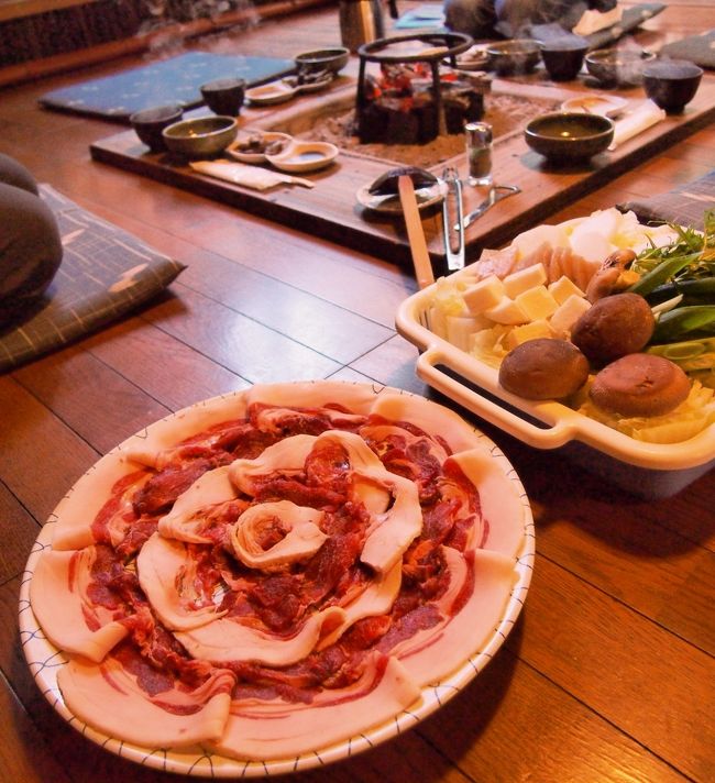 おいしいボタン鍋を食べに篠山で人気のいわやに行きました。<br />囲炉裏で食べるのも,昔話の世界のようでとても楽しかったです。<br /><br />丹波篠山囲炉裏料理いわや→黒まめの小田垣商店→ファーマーズマーケット たわわ朝霧→トロッコ亀岡駅→トロッコ嵯峨駅