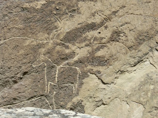 「ゴブスタン遺跡」は「ゴブスタン西部」にある「考古学的な記念碑類」が多く残っている「６０万点を超えている岩絵」が描かれていることで有名な「遺跡」です。<br /><br />「岩絵」に描かれているのは「太古の人類や動物」「戦い」「宗教的な舞踏」「闘牛」「武装した漕ぎ手の乗る小舟」「槍を携えた戦士」「ラクダの隊商」「太陽や星々」など多彩です（ウィキ）。<br /><br />「ゴブスタン」は「２００７年」に「ゴブスタンの岩絵の文化的景観」として「世界遺産」に登録されています。