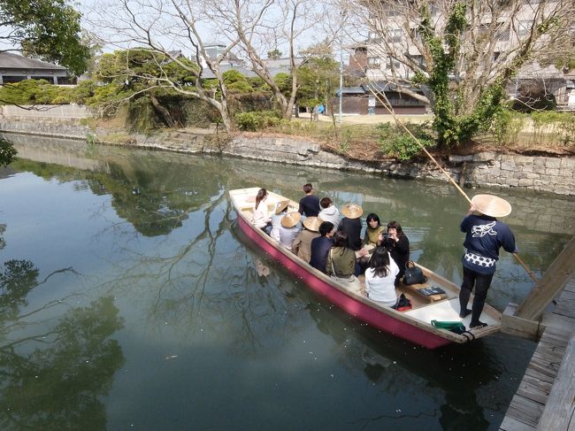 西鉄の大宰府・柳川観光きっぷを購入。電車、柳川での川下り乗船券、その他もろもろの割引券がセットになって一人2930円。大変便利である。西鉄天神を８時半の特急で柳川へ小一時間で到着。駅につくと川下りの無料バスが到着出迎え。一番舟で出港。今日の船頭さんは、堤さん。素晴らしい説明、歌声、そしてジョークと70分を楽しませてくれました。この柳川は、海を埋め立てたことから、その地盤沈下や、液状化を防ぐために、常時水をためる治水として堀を作ったという。古い時代にこの様な発想があったことにびっくり。さらに水を生活用水などに使うことから、流れを維持していることは素晴らしい。楽しんだ後、柳川で、つるしびな、白秋記念館、御花庭園めぐりをした。昼時になったので、川下り終点の前にある若松屋でうなぎ(せいろ蒸し)を食する。うなぎ屋は、40数件あるとのこと。そのあと柳川に戻り、電車で大宰府へ。参道を歩き、焼き立ての梅が枝餅などを食べながら、天満宮へお参り。孫の学業のお守りを買って帰路につく。夜はホテルの20周年メニューで楽しむ。