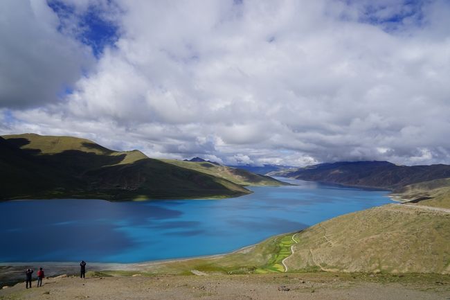 チベット旅行も最終日、午前中ラサ郊外のヤムドク湖に行った後ラサ空港に向かい西安経由で北京に戻ります。午後のフライトを組めば午前中を使って十分来ることができます。<br /><br />4700メートルの高地にある湖はそんなに多くないはずです。<br />湖面の濃淡は雲を反映しています。そのため、表情が絶えず変わっています。<br /><br /><br />