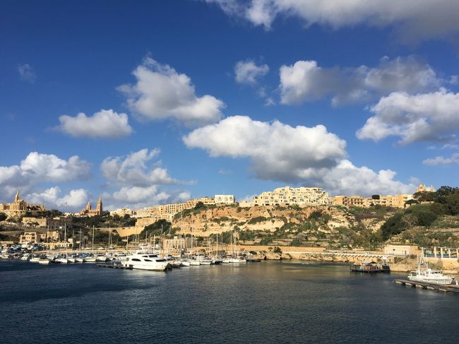 2016年の初旅、地中海に浮かぶ小さな国、マルタに行ってきました。<br /><br />周りでは「え?それどこだっけ?」「マルタ?知らない」なんていう人もいましたが、歴史ある街にきれいな海、グルメなど、閑散期ながらも楽しんできました。<br /><br />この旅行記はマルタ島からフェリーに乗ってゴゾ島を訪れた様子です。<br /><br /><旅程> <br /><br />1日目 KIX 23:35 <EX-0317> エミレーツ航空でドバイへ (機中泊)<br />2日目 ドバイ 5:45<br /> ドバイ 7:50 <EX-0107> キプロス・ラルナカ経由<br /> マルタ 13:25<br /> <br />3日目 ヴァレッタ、ブルーグロット、ハジャーイム観光 <br /><br />4日目 ゴゾ島観光<br /><br />5日目 イムディーナ、ラバト観光<br /><br />6日目 マルタ 14:55 <EK-0108> ラルナカ経由<br />7日目 ドバイ 1:25<br />ドバイ 3:00 <EX-0316> KIX 16:50<br /><br />宿泊はコリンシアホテル セントジョージズベイに4連泊。<br />http://www.corinthia.com/hotels/malta/malta_stgeorgesbay/<br /><br />観光&昼食付き、夕食フリー、5日目自由行動のツアー旅行です。