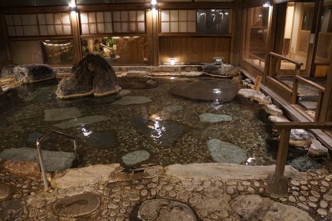 倉吉の観光の中心は、打吹山のふもとに広がる白壁土蔵群。倉吉駅からは少し距離があります。<br /><br />この町並みは、重要伝統的建造物群保存地区に指定されていて、玉川沿いにレトロな建物が多く残っています。歴史的に見れば、戦国時代の城下町から、江戸時代に入ってからは陣屋町として整備された街のようで、街道の宿場町だったり、北前船の寄港地と栄えた町とは違うようです。また、ここはかつては伯耆の国の国府があったところ。やはり、元々自然条件や風土において恵まれたものがあったことも想像されます。<br /><br />ただ、ちょっと釈然とした思いが残るのは、鳥取県内のこと。鳥取県で大きな街というのは鳥取市と米子市。二つの街は互いにライバル心があって、特に、米子市は鳥取市なにするものぞという意識が強い。同じ鳥取県だし、同じ鳥取藩だったのになんでこうなるのか不思議なくらい。倉吉市はそのはざまにあって、影が薄いという感じなんですよね。<br />調べると、鳥取藩では、家老職に藩内の重要な拠点の町を委任統治させる自分手政治という制度があって、米子と倉吉は荒尾氏が治めていたのだとか。こうした背景もあって、今の両市の関係になっているのかもしれません。さらに言えば、鳥取藩池田家は徳川家康の血が入っているので、準親藩の扱い。幕府からのプレッシャーもない中で、家来にも寛容な分、荒尾氏の預かり地では独立した自意識がより強まったのかもしれません。<br /><br />では、米子と倉吉の関係はというと、これはともに伯耆の国。倉吉は、伯耆の国の国府があり、後に応仁の乱の山名宗全を生んだ山名氏が最初の居城を築いた地。足利尊氏に従って活躍した山名時氏とその子師義の頃です。山名氏は、因幡、伯耆、隠岐、丹波、丹後、但馬、美作の守護を兼ねるなどして、全国の6分の1を領有し、「六文一殿」(ろくぶんのいちどの)と呼ばれるまでになったのですが、打吹城は、因幡、伯耆の境にあたる好位置だったわけですね。ただ、今では米子の経済力の方が上回っているわけで、たぶんそれは伯備線の効果。安来に伯備線がついていたらというのは、それをよく表している言葉だと思います。<br /><br />さて、応仁の乱で細川氏と戦った山名宗全ですが、その後、時代は戦国時代に突入。山名一族は急速に衰退していくことになります。<br /><br />これって、なるほどという感じの歴史ですよね。他方の三朝温泉も世界一のラジウム含有量を誇る名湯だし、倉吉って、なかなかすごいじゃないですか。実はイマイチ歴史のない米子のイメージも重なって、私の中で評価を落していましたが、これでしっかり修正ができたように思います。<br /><br /><br />