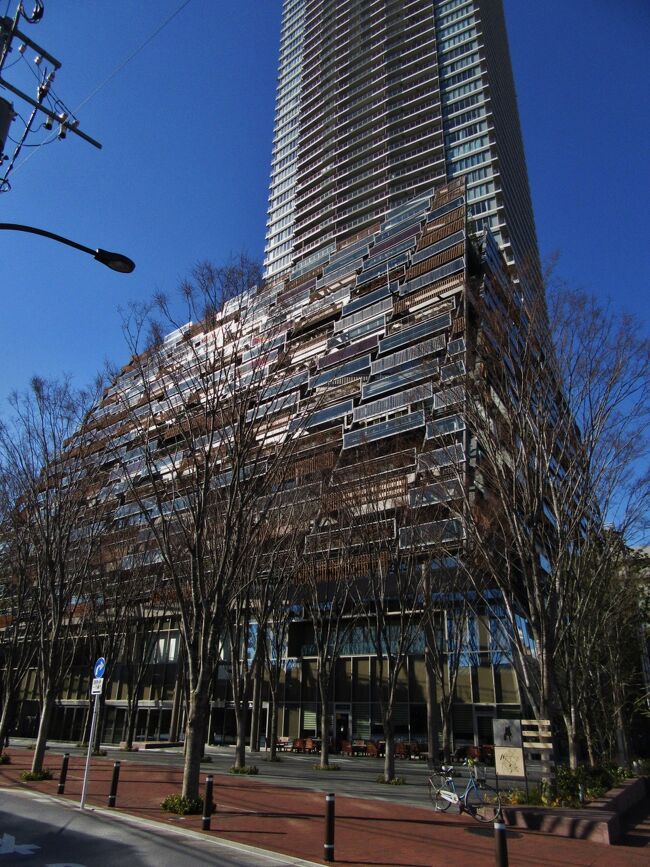 豊島区役所新庁舎　2016.3.153月8日以来一週間ぶりの晴天に恵まれたこの日、前日のホワイトデーをうっかり忘れたいたお返しの品を買いに池袋へ行くことになった。買い物だけなら西武デパートなのですぐに済んでしまうため、せっかくの外出の機会に1年前にオープンした豊島区役所の新庁舎の見学に行った。豊島区は1998年からおよそ10年間、最初に購入した駒込パークハウスと後半の大塚の賃貸マンションに住んだ関係で馴染み深いところだ。数年前に財政破綻に瀕した豊島区は旧庁舎跡地の売却で得た資金で新庁舎を借入金なしで確保したそうだ。http://tokyo.thepage.jp/detail/20150830-00000005-wordleaf建物の構造は1から10階までが台形で区役所が占有し、11階以上が高層住宅となっている。南側のデッキには10階の豊島の森をはじめ、各階に植え込みが配置されて自然の雰囲気が再現されているので、真夏の日照による暑さ対策にもなるのではないだろうか。買い物の目的は洋菓子のアンリ・シャルパンティエの詰め合わせであったが、リクエストとはいくぶん異なるものしかなかった。シャルパンティエの名前は、ルノワールの名画「シャルパンティエ夫人とその子供たち」で覚えている。メトリポリタン美術館の代表作品の一つ。http://www.salvastyle.com/menu_impressionism/renoir_charpentier.html撮影　Canon PowerShot SX610HS元画像サイズ3648×2736 (4:3 M1)片手撮影もでき、街歩きには便利です。仕様　http://cweb.canon.jp/camera/dcam/lineup/powershot/sx610hs/spec.html