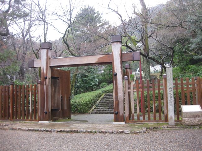 名古屋シティマラソンに参加するために名古屋に行ってきました。<br />宿泊地は岐阜市。翌日岐阜城の見学に行きました。<br /><br />小さい時から歴史に興味があり、岐阜城は歴史の表舞台に何回も出てくる場所。小説でいえば国盗り物語とか関ヶ原とか司馬遼太郎の世界では何度も出てくるお城。難攻不落っぽいけど何回も落城しているお城。徳川家康がここじゃなくてもいいだろうと廃城にしたお城。とかが思い浮かびます。<br /><br />初めていったのに雨で残念でした。