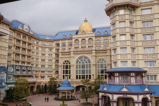 ディズニーランドホテルに初めて宿泊しました。<br />宿泊日の半年前、午前9時からの予約に合わせて準備。<br />しかしやはり土日の予約はあなどれません!<br />コンシェルジュアルコーヴに泊まりたかったけど<br />開始早々すでに満室・・・<br />普通のコンシェルジュルームになってしまいました。<br /><br />ホテルライフを楽しむのも目的だったので<br />土曜日はイクスピアリで映画鑑賞したりホテルを散策する計画。<br /><br />翌日のランド7時45分ハッピー15エントリーのため<br />朝食を6時半で予約したくて午前10時にマーセリンサロンで<br />チェックインしたけど7時20分しか取れませんでした。<br /><br />毎回思うけどやはりディズニー予約は一筋縄ではいきませんw<br /><br />