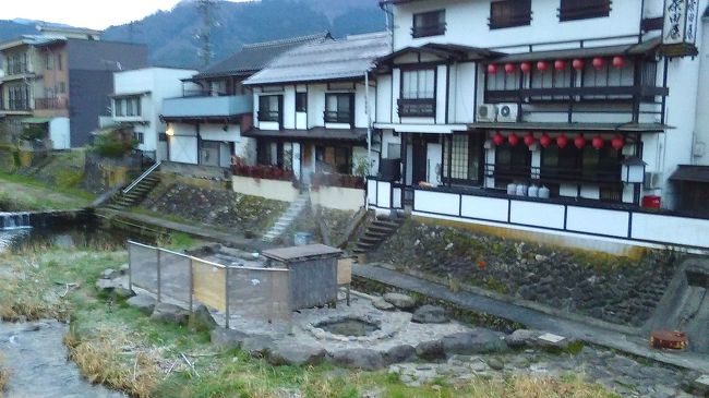 今年は暖冬とはいうもののやはり寒い時は温泉。<br />温泉地もたくさんありますが、私のお気に入りは北から登別温泉、箱根の温泉に鳥取の三朝温泉。<br />他の温泉に比較して三朝温泉はちょっとマイナーな温泉ですが、三朝川の露天風呂もありとてもお気に入りの温泉です。<br />今年は雪も少ないので思い切って出かけてみました。<br />昔と比べて、ちょっとさびれた感じの温泉でしたが、それがまたとても良かったです。<br />ついでに寄った投げ入れ堂のある三徳山 三佛寺も良かったです。<br />ただ冬場のため、投げ入れ堂まで行かれなかったのが少し残念です。<br />今回はカメラを持っていかなかったので、画質の悪いスマートフォンでの撮影でちょっと見にくいですが、旅の参考にしていただければ幸いです。