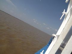 東南アジア最大の湖を横断し、アンコール遺跡のシェムリアップヘ