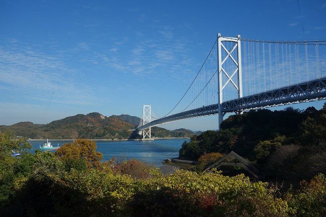 ●はじめに<br />　しまなみ海道をレンタサイクルで横断してきました。ついでに松山観光もしてきました。<br /><br />●事前手配<br />JTBのぐるっとめぐり旅瀬戸内・しまなみ<br />（東京～松山　岡山～東京＋ホテルのパック）<br />ホテルAグレード　27,900円（2名1室）/1名<br /><br />●日程<br />12/8東京-岡山　のぞみ7号　06：50-10：19<br />12/8岡山-松山　特急しおかぜ7号　10：34-13：15<br />12/8松山観光（松山城・道後温泉）<br />12/8JALシティ松山泊<br />12/9松山-波止浜　現地買い足し<br />12/9しまなみ海道自転車横断<br />12/9尾道-岡山　現地買い足し<br /> 　（帰路に尾道～東京の設定がないため）<br />12/9岡山-東京　のぞみ56号　19：16-22：33<br /><br />サンライズ糸山<br />　四国側のレンタサイクルの拠点。来島海峡大橋ふもとの眺めがよい場所にあります。JR波止浜駅（無人駅）からの無料送迎可。クロスバイクをレンタルしましたが、整備がしっかりしてなかったようでしばらく乗るとギヤの変速がスムーズにいかなかったです。1日1,000円＋保証料（乗り捨て料金）1,000円。<br /><br />●しまなみ海道ルート（平成28年3月まで全区間自転車通行料無料）<br />　しまなみ海道横断約70km。東京方面への帰路の利便性とレンタサイクル拠点の車種が豊富なのでスタートは四国側を選択しました。サンライズ糸山9時過ぎスタートで尾道駅前（尾道湾岸駐車場）に15時半に到着しました。<br /><br />サンライズ糸山[愛媛県今治市]<br />↓<br />来島海峡大橋（200円）<br />↓<br />伯方・大島大橋（50円）<br />↓<br />マリンオアシスはかた（休憩：伯方塩ラーメン）<br />↓<br />大三島橋（50円）<br />↓<br />道の駅「多々羅しまなみ公園」（休憩：トイレ）<br />↓<br />多々羅大橋（100円）<br />↓<br />生口橋（50円）<br />↓<br />因島フラワーセンター（休憩：トイレ）<br />↓<br />はっさく屋（休憩：はっさく大福）<br />↓<br />因島大橋（50円）<br />↓<br />渡船のりば（駅前渡船）<br />↓<br />尾道湾岸駐車場[岡山県尾道市]