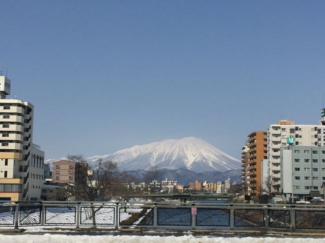 歴史ある建物や街並みが大切にされている土地が好きです。憧れだった街のひとつ、盛岡をようやく訪問できました。盛岡のソウルフード、福田パンで腹ごしらえして、レトロな建築物を見て回り、盛岡バスセンターで昭和の香りを味わい、少し足をのばして、ノスタルジックな雰囲気が今も現役の花巻・マルカンデパート大食堂にも行ってみました。<br />※訪問後ほどなくして、マルカンデパートは2016年の6月に閉店、そして盛岡バスセンターは9月に閉鎖後取り壊しとなってしまいました…(涙)。が！マルカンデパート大食堂が2017年2月20日に晴れて再オープンとなりました！！嬉しい！！機会があれば、ぜひ、地元の方々に愛され続ける昭和の風景を1人でも多くの方に訪れていただきたいです。