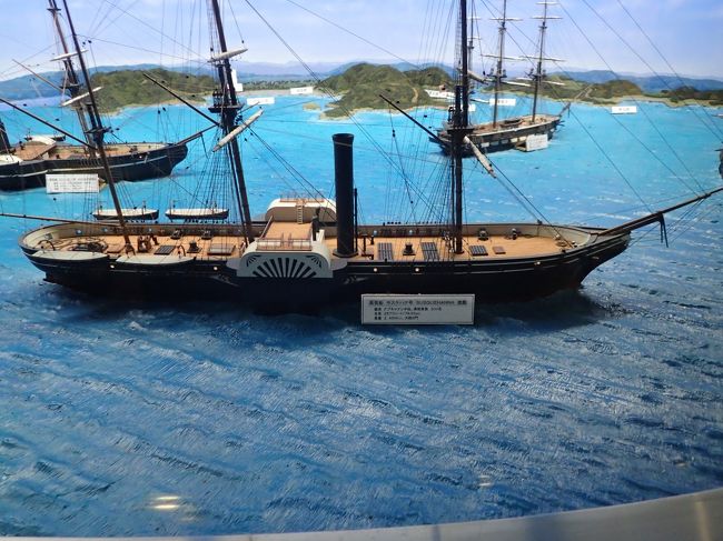 現在より163年前、浦賀沖にペリー艦隊が姿を現した。<br />1853年嘉永６年６月３日のことである。<br />この時、マシュー・ペリー58歳<br />日本へ開国を迫るという極めて強い覚悟と気持ちを持っていた。<br />四はいの船は、<br />サスケハナ（2450トン）蒸気船ー艦長はブキャナン<br />ミシシッピー（1692トン）蒸気船ー艦長はリー<br />サラトガ（８８２トン）帆船、艦長はウォルター<br />プリマス（９８９トン）帆船、艦長はケリーであり、<br />ペリーはサスケハナに乗っていた。<br /><br />（実用蒸気船は、1807年のクラモント号が最初で、それ以来<br />急速に実用化され1819年にはサバンナ号が初の大西洋横断に<br />成功した）<br /><br />当時の蒸気外輪船の速さは、平均時速8ノット、（時速18キロ）<br />開国を日本に迫る理由は、<br /><br />１、当時の捕鯨業との関連ーアメリカ捕鯨業は、1850年前後既に世界一の規模を誇っていた。即ち、１８４２年には全世界の出漁捕鯨船８８２隻中６５２隻を占め、１８４６年には、出漁した船７３５隻、<br />１年間に平均１万頭の鯨を捕らえ抹香油２万トン、鯨油４５００トン、鯨鬚２万５千ポンドを市場で売っていた。<br />２、太平洋航路開設計画ー中国との貿易で、太平洋航路が開設されれば<br />アメリカから僅かな日月で中国に到達可能となり、他のイギリスなどの列強を先んじて制することが出来るというものだった。<br /><br />つまりは、<br />日本近海が、捕鯨での大変な良漁場であり、もしアメリカ船員たちが<br />悪天候などで遭難避難を求めた場合、どうしても食料燃料補給が<br />必需であったこと。<br />そして、そのためには複数の港において、アメリカ船が入港するのを<br />許可し、水や薪を補填せざるを得ないことを日本側に納得してもらう<br />必要性があったためだった。<br /><br />ペリーが日本へ来たルートは、米東部ノーフォーク港を出て<br />大西洋を横断し、アフリカ南端喜望峰を回り、インド洋に達し、<br />香港・琉球を経て江戸湾に到着。航路137日間であった。<br /><br />日本へ行く準備として、ペリー側は、日本研究に忙しかった。<br /><br />1829年に日本を追放されたシーボルトが収集した日本地図は<br />実に2万ドルという途方もない巨額で購入し、更にシーボルトの<br />大著「ニッポン」（Nippon)も503ドルで買い入れた。<br /><br />対日交渉言語はオランダ語であることを知っていたため<br />オランダ語を流暢に話すポートマンという人物も雇い入れた。<br />日本を開国させるという並々ならぬ決意が読める。<br />(これについて、シーボルトの逸話がある。ペリー艦隊が、日本に行くことを知ったシーボルトは、アメリカ側に働きかけ、自分をペリー艦隊の顧問に雇うよう強硬に主張、しかしペリーも断固これを拒否している。その後シーボルトは、ロシアにも、自分を顧問にするよう働きかけて、この時は上手く成功。その後、３０年ぶりに長崎に来て来日したが、当時の面影は全くなく、回りの顰蹙を買うような、私的生活を送っている。)<br /><br /><br />他方、日本側はどういう状況だったか。<br />1825年無二念打払令を17年後には改めて、天保薪水令とした。<br />これは、とても欧米の武力にはかなわず、植民地にされるのでは<br />ないかという恐れが幕府側に浸透していたからである。<br />1853年当時<br />老中首座は阿部正弘、当時38歳である。<br />この阿部正弘政権に全てが託された。<br /><br />日本側の対応であるが、ペリー艦隊がやってくることは<br />オランダ風説書の別段風説書にて1852年には、知っていたことと<br />なる。（それゆえ、浦賀沖にペリー艦隊が姿を現したとき、<br />日本側の上層部は、「やはり来たか」という心持ちだった）<br /><br />即ち、長崎出島のオランダ商館長クルチウスの齎した情報である。<br />それによれば、クルチウスは、蘭領インドネシア政庁が文書で<br />したためた所謂別段風説書を日本側に提出。<br />内容は、1851年のアメリカ合衆国国会議決で、日本へ艦隊を2年後に<br />差し向けることなどが記載されていた。<br />（この1852年のオランダ別段風説書はとりわけ重要なものだった。<br />翻訳者の一人は、その後幕末期英会話第一人者となる森山栄之助）<br /><br />（オランダ風説書は、通常の風説書1641年〜1857年と<br />別段風説書（1840年〜１８５７年）の種類があった。<br />通常の風説書は、出島商館長カピタンの口頭で言った世界の<br />出来事を、長崎通詞がまずオランダ語で筆記し、それを和訳したものである。<br />他方別段風説書は、インドネシアオランダ政庁が、総督名義で<br />｛文書｝にて、世界の出来事を日本側へ知らせるものである。<br />この別段書は、オランダ人のオランダ語それも、法律用語等で<br />記載されていたため、長崎通詞の日本語訳は困難を極めたと<br />言われている）<br /><br />浦賀沖に四隻の黒船が現れた時、<br />最初にアメリカ艦隊を目撃したのは、伊豆半島下田の約２０キロ沖で<br />夜の漁をしていた漁師３名、与八・久次郎・吉平であり、<br />黒船に最初に接触した<br />日本人は、浦賀奉行所与力中島三郎助と<br />長崎から浦賀に出張していた長崎通詞の堀達之助二人だった。<br /><br />中島は、1854年日米和親条約締結後は、<br />長崎海軍伝習所の1期生となり、勝麟太郎などとともに海軍操練を<br />おこなうこととなる人物である。<br />（中島の晩年については後述することもあるかと思います）<br />また、<br />堀達之助は、その後数奇な人生を歩み、ドイツ人商人リュドルフとの<br />確執から、今では何ら問われるようなことがないある小事件から、<br />鎖国時の幕府で罪に問われ、4年半もの間、伝馬町の牢に入れられる<br />こととなり、ついには日本で初めての本格的な英和辞書、<br />英和対訳袖珍辞書を作るという快挙を遂げる人物である。<br />堀達之助を伝馬町牢獄から、救った男は、<br />開明的な儒家古賀謹一郎（初代蕃書調所頭取）だった。<br />古賀の存在がなかったら、堀の手になる日本最初の英和辞書も<br />日の目を見たかどうか分からぬところである。<br /><br />古賀が、何故蕃書調所初代頭取に選ばれたか、それは彼が<br />儒学者でありながら洋学に深い造詣をもっていたと同時に、<br />卓越した国際感覚を備えていたからだった。<br />1855年アメリカ船ビンセンス号の測量申請問題で、議論が紛糾した際<br />古賀の建言書が出色だったからである。<br />即ち、「測量するというと薄気味悪く思うものがいるかも知れないが、外国船にとっては是非とも必要なことで許可申請は妥当である。<br />外国では、南極北極まで不毛の地まで、測量に努めましてや日本の沿岸は重要航路であり、測量申請するのは当然のこと。<br />日本は、開国の条約を締結し、外国人の上陸さえ許している、海の浅い深いを今更隠しても意味はない、国土の地勢を秘密にするような<br />例は外国になく、それを知られると侵入を許し国家滅亡に結びつくと<br />考えるのは料簡狭すぎる臆病者の申すべき説で、抱腹の限りである。<br />外国では、自国の山の高低・海の深浅・城郭の規模まで測量して、<br />それを印刷し、他国に売ってさえいる。日本でも船大型船の建造を<br />許しているのだから、航海の安全を図るため沿岸の測量をしてくれるのは、むしろ日本にとっても歓迎すべきこと」であると。<br />このような考えが、心ある者たちの胸を射ったからであった。<br /><br /><br />（英和辞書について、より正確に言うとすれば、英和対訳袖珍辞書より先1814年に完成した「英和辞書らしきもの」の暗厄利亜（アンゲリア）語林大成6000語（馬場為八郎・本木庄左衛門外3名の長崎通詞の手になるもの）があったが、これは当時の長崎通詞達の大変な努力は認められても、単語の発音自体、オランダ商館次席ブロムホフの発音によるものであり、発音がオランダ語そのものに近く、英語としては実用性に程遠く、会話としては使い物にならなかった経緯があった。）<br /><br />アメリカ・マシューペリー艦隊浦賀に現われてから、160年余り、<br />その浦賀とペリー一行が上陸した地久里浜を歩いて見た。<br />