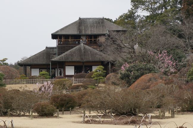 3月 11日、曇り<br />初めての水戸 #1 - 徳川斉昭設計の偕楽園 「好文亭」です。梅の季節に合わせて、日本三名園の一つで、梅の名所として有名な「偕楽園」を訪れました。水戸を訪れるのは初めてです。1842（天保13）年に水戸藩第9代藩主、徳川斉昭公が造園し、領民みんなで楽しむ場となるように「偕楽園」と命名されたそうです。<br /><br />写真は、徳川斉昭が設計した偕楽園の中の別邸「好文亭」です。眺めが素晴らしいお屋敷で、大勢の観光客に交じって、外国の方も訪れていました。梅の季節がお勧めですね。<br /><br />偕楽園　http://www.koen.pref.ibaraki.jp/park/kairakuen01.html<br />速報偕楽園　http://www.kairakuen.u-888.com/<br /><br />先日、日本三名園の一つ、金沢・兼六園を再訪したばかりですが、水戸・偕楽園は好文亭と奥御殿が良かったです。<br /><br />北陸新幹線で行く！美食の金沢と加賀・山代温泉 ダイジェスト<br />http://4travel.jp/travelogue/11106686<br /><br />下記3つの旅行記に分けて投稿します。<br /><br />■ 偕楽園・好文亭<br />□ 偕楽園・梅林<br />□ 弘道館