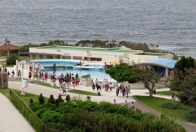 海洋博公園内にある、沖縄美ら海(ちゅらうみ)水族館の紹介です。総展示槽数は77槽、飼育数は約740種2万1千点とされます。アメリカのジョージア水族館が開館された平成17年(2005年)までは、世界最大の水族館でした。