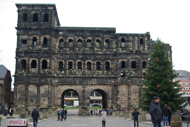 2015年12月、オランダ・ドイツ・ルクセンブルク・ベルギーを巡る駆け足ツアーに参加しました。<br /><br />第11回は、B.C.16年に古代ローマ帝国のアウグストゥスが建設した町トリーア。<br />ドイツ最古の都市と言われるだけあって、町の中には古代ローマの遺跡が点在します。<br />中でも巨大な「ポルタ・ニグラ」と呼ばれる門は、貫禄十分で町の入り口に相応しい建物です。<br />大聖堂を挟んで町の反対側にはテルマエ(ローマ風呂)まであります。<br />大聖堂の中もロマネスク様式なので華やか。主祭壇をはじめとする様々な細密な彫刻群が待っています。<br />そして中央広場ではクリスマスマーケットの真っ最中。<br />もう見どころ満載で、観光時間が短かすぎる!<br />霧深い朝の幻想的な道行きから、トリーアの魅力溢れる様子をご覧ください。<br />