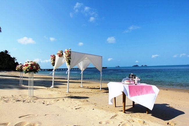 サムイ島「サプライズウェディング」の旅と題しました。<br />私が結婚した訳ではなく、娘が結婚したので旅の途中、結婚式をプレゼントとしてみました。<br /><br />お世話になったホテルは、昨年サムイで最初に泊まった「The Sunset Beach Resort &amp; Spa, Taling Ngam」です。<br />チヨィスしたのはビーチフロントプールヴィラ<br />もちろん新婚さんとは別々に２棟借り。<br />連絡入れたら、昨年たった二日しか泊まっていないのに覚えてくれていて、年越し構想となっことで、年賀状のやり取りしたりと、相変わらずのアットホームな雰囲気で、安心していけました。<br /><br />ウェディングはサプライズとある通り、御両人には式当日朝まで教えず敢行しました。<br />ウォデイングプランナーとホテルプランマネジャーに、昨年からメールでやりとりしながら、仕事で時間を追われる中数ヶ月かけて実現させてみました。<br />二人には、天さんの旅経験をフィードバックしてやると、訳わからん理由付けて連れてきました。<br /><br />なんだかんだと云いながら、天さん本当のサンセットを見ていないとか、サムイの海が恋しいとか、最近お疲れモードとか、自分も旅に出たかったので、それなりに私も旅を楽しみました。<br /><br />しかし、天さんいつも一人旅派ですから、プランナー兼添乗員の様な忙しさは、もういいなぁ〜<br /><br />それでは、とりあえずサックリと旅一部・さわり程度の初日だけ先行ＵＰしてみます。