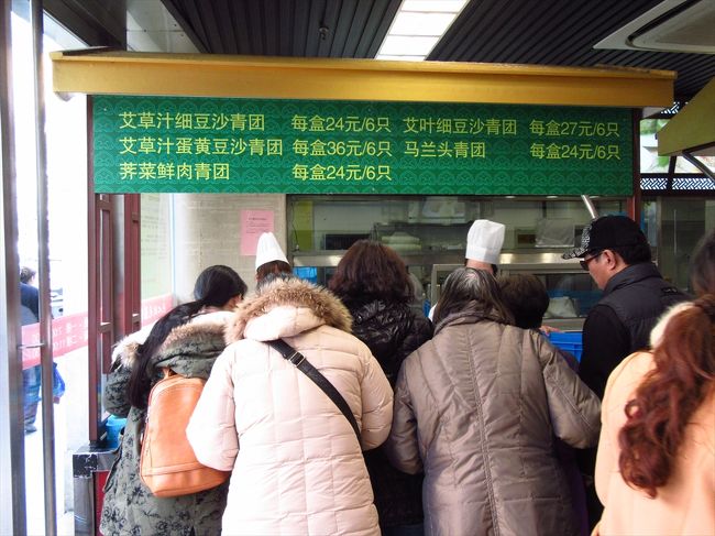2週間ぶりに上海へ。<br /><br />大世界駅から地下鉄で南京西路駅へ。<br />上海では清明節に青団を食べる習慣が<br />あり、この時期町のあちこちで青団が<br />売られていました。<br />前日上海人の友人Amyにお勧めの青団は<br />どこの？と聞いたら、王家沙のだと<br />言っていたので、王家沙に青団を買いに<br />行ってみました。<br /><br />上海人のおばさんやおじさんに紛れて<br />なんとか青団をゲット。<br />そして、食堂では蟹粉小籠を食べて<br />早めの昼食にしました。<br /><br />そのあと、王家沙から歩いて青海路へ。<br />ここも桜の樹があり、桜の季節は<br />とても美しいとのことでしたが、<br />残念ながら殆ど咲いていませんでした…(^^;)<br /><br />★★　春の上海滞在記　3/15〜3/16　★★<br />1★東方航空利用　深センから上海へ<br />http://4travel.jp/travelogue/11113935<br />2★サクラサク★東昌路駅<br />http://4travel.jp/travelogue/11113951<br />3★ココナツウォーターと果肉でぐっつぐつ！海南椰子鶏火鍋 ＠ 椰子不語<br />http://4travel.jp/travelogue/11114269<br />4★上海朝散歩　〜まもなく壊される老弄堂　景安里　と　桃園眷村で鹹豆漿〜<br />http://4travel.jp/travelogue/11114570<br />5★サクラサク★大世界駅（上海音楽庁）<br />http://4travel.jp/travelogue/11114631<br />6★老舗「王家沙」で青団購入　と　小籠包ランチ　そして　★サクラサク★青海路<br />http://4travel.jp/travelogue/11114878<br />7★サクラサク★同済大学桜花大道<br />http://4travel.jp/travelogue/11114896<br />8★建設中のディズニーランドを横目で見ながら空港へ　東方航空利用　上海から深センへ<br />http://4travel.jp/travelogue/11114908