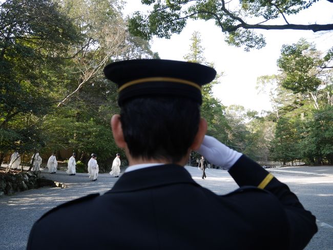 伊勢参り、行きたいと思いはじめて早うん年。<br />大遷宮も見送って、いつ行くの？今年度中に行きたい。<br />夫に相談、『サミットもあるしその前に行こうか？！』と言われ<br />初めてサミットのことを認識する。<br />多くなるかな・・・。行こう！<br /><br />２日目は朝７時から内宮へ。<br />春季皇霊祭遙拝という祭事に遭遇しました。<br />時間が解らなかったのですっごくラッキーでした。<br /><br />☆写真は、神官さんが出て見えた時に敬礼されてる警察官です。<br />　　かっこよかった！