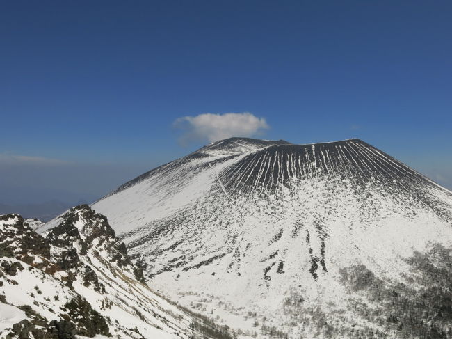 年明けの西吾妻山で連敗を喫し、リベンジを図るも早朝からの悪天候で断念。その時の山が黒斑山だった。<br />年末の谷川、年始の西吾妻は曲がりなりにも登ったが、黒斑山はその登山口に着くことすらできない『不戦敗』だったのである。<br /><br />そんな「リベンジのリベンジ」は満を持しての決行。天気予報では麓の嬬恋村は曇り時々晴れ。山の天気はわからない！と行ってみれば、終始快晴で浅間山の雄姿を眺めつつの快適な雪山ハイク、リベンジのリベンジ大成功！！となった。