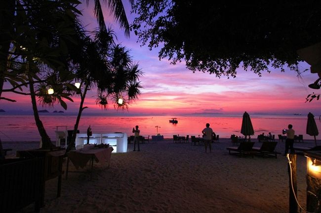 二日目後半です。<br />フォト続きは、スパ→サンセット→マライsunday・night・market<br />inが遅がけで実質ここからが滞在ですな。連れてきた娘夫婦に、ウェディング計画を未だに隠してるオヤジです。夕方にはこれがsunsetであろうと云う、景色に遭遇して満足でした。<br />この日にサプライするつもりでしたが、現地プランナーが打合せが必要との事で、アマサンは最終交渉へ、御両人にはパパはサムイで商売模索する会議するからと、有り得無いごまかしでかわします。<br />今回の弾丸で、添乗員兼プランナーのアマサンとしては、唯一マッタリした一日でした。<br />この日はSUNDAYで、サムイの日曜日はラマイ「sunday market」開催日ですから、私自身は人混み嫌いだから興味薄いけど、同伴者は初サムイですので観光案内しました。<br /><br />サプライズ計画はホテルとプランナー側へ、travelタイムスケジュール表を事前に送り、結局最終日に決めました。<br />よって、日中はいつもの如く早朝散歩と人目を憚らずヴィラプールを使い小鳥の囀りを聞きながら「甲羅干し」やオイルスパを堪能しつつ客待ちです。<br /><br />しかし、ホテルプランマネージャー(コンシェルジェ)・ウェディングプランナーは、親身になってよくやってくれました。<br />英語が判らぬアマサンは、Google翻訳頼りのメールと、職場の米国ハーフの友が手伝ってくれて、なんとかなったんです。<br />このサプライズでコジンマリとした式ながら、進める事をやってみようと心に決めたのは、新天地と選んだ職場のボスが、強く背中を押してくださったおかげです。<br />業務最大イベントと被り、出国前のタイトスケジュールやもどかしいプラン交渉と、無理を承知で病んでる身を久方ぶりに忘れ、根気を集中させ、旅立ち前に仕事は鬼の如く道筋を付け、旅計画も詰めました。<br /><br />とにかく、背中を押してくれたボスや無理をさせた同僚や、真摯にプランに向き合ってくれたプランナー様には、感謝の気持ちを、ここに書き留めさせていただき、感謝の意を自分自身の歴史に刻んでおきます。<br /><br />とか、なんとかいいなが、この日甲羅干しやってると、突然の夏気候に溶かされ、日本の喧騒がどんどんと薄れ、アマサンは日本では見せないとてもダラダラした男へと変わって行くのでした・・・