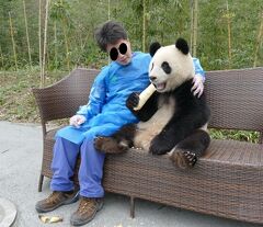 ついにパンダ捕獲！念願のパンダ抱っこ！！（中国保護大熊猫研究中心 都江堰基地「熊猫楽園」パンダ基地）
