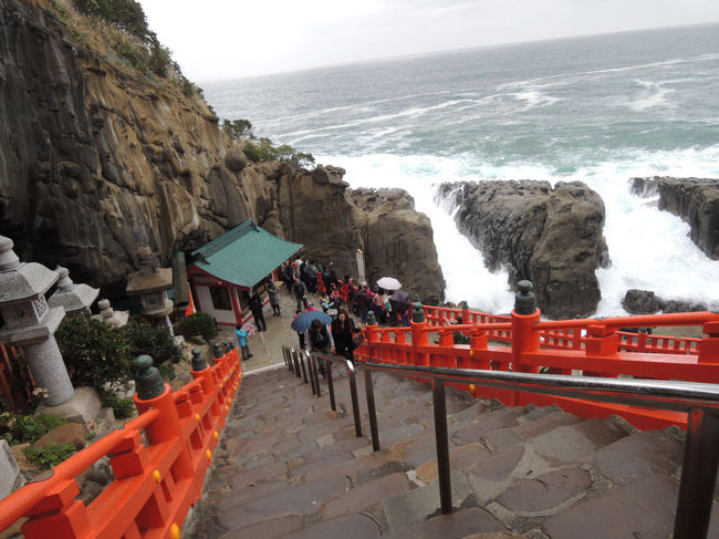 サンメッセ日南のすぐ近くの日南海岸にある鵜戸（うど）神宮に足を運びました。この鵜戸神宮は、すぐ後ろが断崖というとても珍しい場所に位置しています。<br /><br />鵜戸神宮<br />[http://www.udojingu.com/]