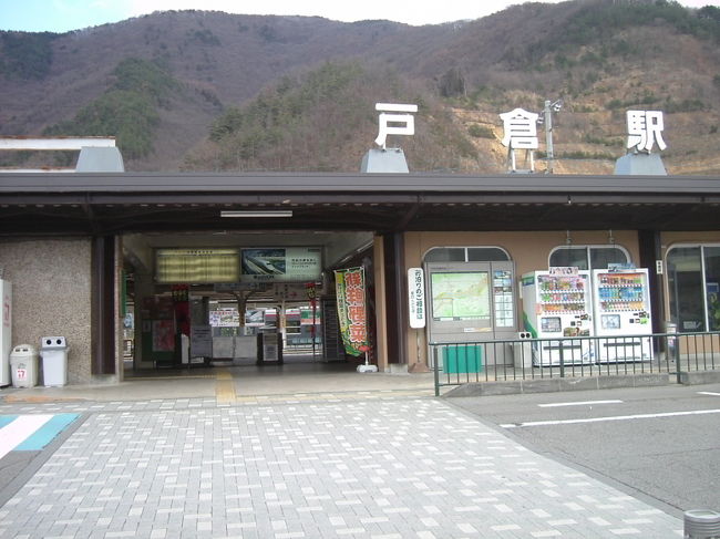 万葉集ゆかりの地を訪問しようと決めてから、今回が初めての宿泊を伴う旅行だ。行き先は、”信州”。奈良在住なので、どのように行こうか、悩んだが、初めて青春18切符を使うことにした。費用を考えると、圧倒的に安い。そして、乗継案内・ジョルダンを使えば、経路も一瞬のうちに組んでくれるので、煩わしさはない。<br /><br />青春18切符の落とし穴は、一日乗り放題だからといって、無理なスケジュールを組むと、体に堪えることだろう。ほどほどがいいように思う。腰に爆弾を抱える身なので、あまり無理をしないようにと、計画を立てると、3泊4日になってしまった。<br /><br />1泊目が戸倉上山田温泉、2泊目が小諸、そして3泊目が上諏訪。今回紹介する万葉歌に関わりがあるのが、戸倉上山田温泉と、小諸と上諏訪の途中にある、ＪＲ小海線・佐久海の口駅近くの海の口温泉だ。<br /><br />ホテルは、3泊ともルートインに決めた。大浴場があり、朝食はバイキングを食べられる。値段もそんなに高くない。現役時代、国内出張はあまりなかったが、一番多く訪問した群馬・伊勢崎では、必ずといっていいほどルートインに泊まり、大浴場で1日の疲れを癒した。<br /><br />ところで、行き先について、”信州”にするか”鹿児島”にするか、最後までかなり迷った。信州で生まれた歌を”鹿児島”のある場所を舞台背景として紹介する。そのへそ曲がりなこだわりが私らしいと、もう少しで鹿児島に行くところだった。辛うじて私の理性がそれを押し止めた。<br /><br />何故そのような無謀なことを思い付いたのか。私と万葉集を結び付けたのが、犬養孝氏の「万葉の人びと」テープ10本である。活字を見たいという欲望を抑え、テープ10本を繰り返し聞いた。今回紹介する歌のところで、犬養氏はあるエピソードを披露された。歌はそのエピソードと一体となり、そのエピソードに秘められた悲痛な叫びが私を”鹿児島”へと誘った。そのエピソードの場所が”鹿児島”なのである。