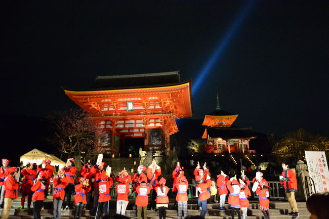 東山花灯路　2016年3月20日の撮影です。<br />青蓮院門跡から知恩院、円山公園、ねねの道、と抜けて<br />清水寺まで人混みの中を歩きました。<br />ここ数年本当に人が多くなりましたね。<br /><br />本日（27日）も微熱のため自宅で療養中<br />明日（28日）は有休を取って孫のところへ行く予定でしたが<br />風邪をうつすと大変なので妻の命令で自宅待機<br />桜の撮影にも行けそうにありません。<br />来週に向けてここは静かにしているつもりですが・・・・！