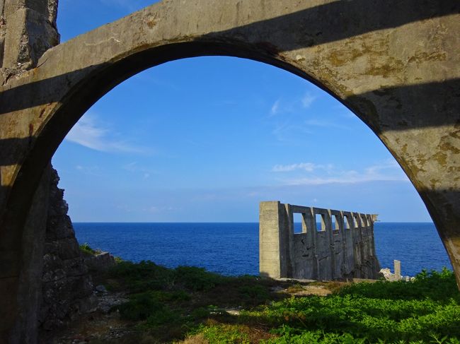 北大東島は，島の成り立ちや歴史など南大東島と双子の兄弟と言っていいくらいなので，両方いっぺんに行きたかったんですが，今年の１月に南大東島へは行ったけど，スケジュール的に北大東島へは行けませんでしたので，今回リベンジです<br /><br />この島は特別な名所があるわけでもないですが，燐鉱石貯蔵庫跡と海のブルーがひじょうに印象的で，やっぱりいい島でした<br /><br />今回は，沖縄ツーリストさんで宿と航空券を確保しました（個別に手配すると，航空券が高くなるのでツアーにした方がいいかも…）<br /><br />南大東島と比較すると面白いかもしれませんが，見どころは南大東島の方が多いです<br />※南大東島の旅行記<br />【前編】http://4travel.jp/travelogue/11098136<br />【後編】http://4travel.jp/travelogue/11097665<br /><br />※OTS 沖縄ツーリスト<br />https://www.otsinfo.co.jp/<br /><br />※ハマユウ荘<br />http://www.hamayuso.com/<br /><br />【行程】<br />◆1日目 那覇発13:45-RAC（琉球エアコミューター）847便-北大東14:55<br />『ハマユウ荘』にチェックインして，島内めぐり（大東宮→天狗岩→沖縄海・沖縄最東端の碑→江崎港→上陸公園など） <br /><br />◆2日目 日の出→西港・燐鉱石貯蔵庫跡→北港→灯台・旧陸軍壕跡など<br />北大東15:20発-RAC836便-15:35南大東16:00-RAC868便-17:15那覇着→帰京