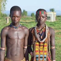 ケニア国境付近、オモ河を超えて現地部族訪問。