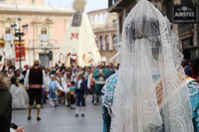 スペインのバレンシアで毎年3月に開催される奇祭「バレンシアの火祭り」こと「Las Fallas(ラス・ファジャス)」。この祭りのクライマックスとなる3月19日を挟む2泊3日の旅、その1。お祭り期間中の主なイベント: 3/1〜3/19 毎日14:00〜 マスクレタ(爆竹花火) 3/18 オフレンダ(献花パレード) 3/16〜3/18 ラ・ニト・デル・フォック(打ち上げ花火) 3/19 19:00〜 カバルガータ・デル・フエゴ(炎のパレード) 3/19 22:00〜 クレマ(人形焼き) ※ 連日予定されているイベントは最終日になるほど盛大に。 ※ 今年の「炎のパレード」は雨で中止。宿泊: Hotel San Lorenzo Boutique サンタマリア大聖堂の裏。 約1年前よりBooking.comにて予約。その他、バレンシアでの楽しみ: ラ・ロンハ(世界文化遺産) カテドラル(サンタマリア大聖堂) パエリアなどのバレンシア料理今回の旅行記はバレンシア到着から献花パレードまで。