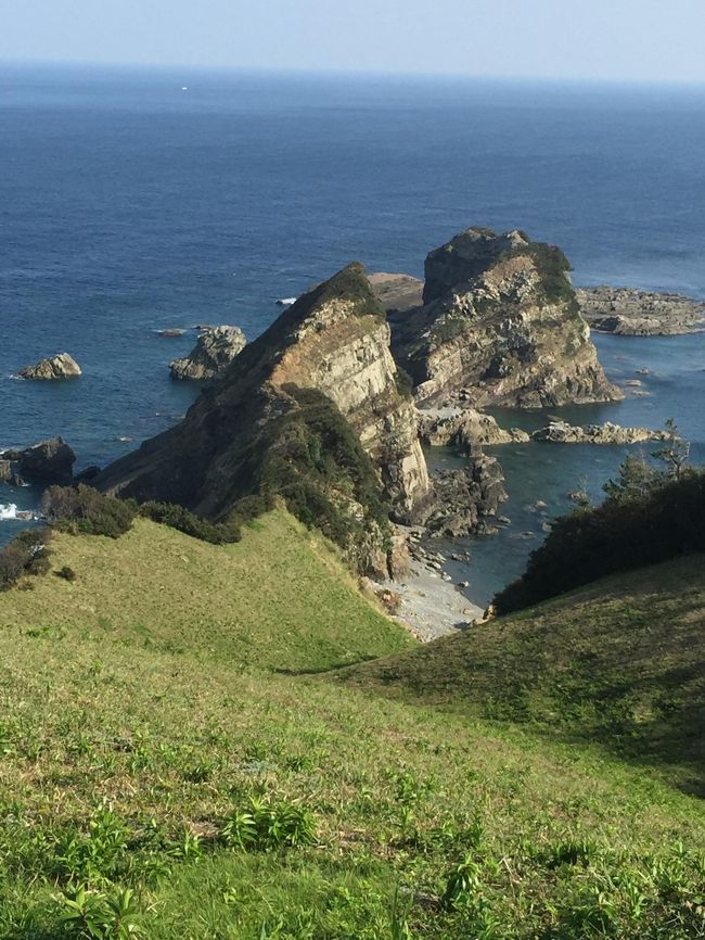 上甑島からフェリーに乗り約１時間。今度は下甑島にやってきました。この島は、上甑島よりもさらに起伏が激しく、自転車での周遊は絶対に無理だと言われ、電気自動車を借りることに。しかし、電気自動車も充電パワーに限界があり、結局、島を隅々まで回るには２日間で計３台を乗り継ぐことに・・・