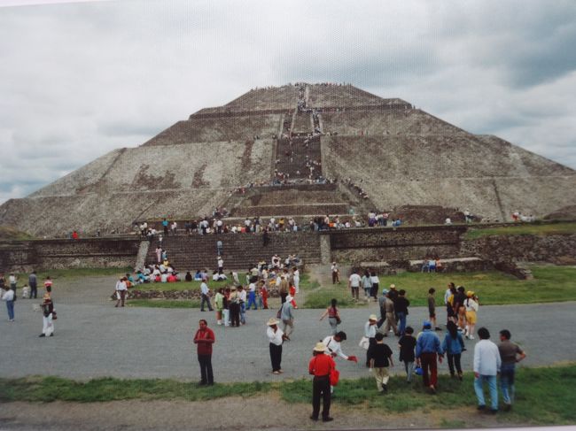 ②9月19日 ﾒｷｼｺｼﾃｨ市内より郊外のｸﾞｱﾀﾞﾙｰﾍﾟ寺院とﾃｵﾃｨﾜｶﾝの観光に行きます｡<br />まず､ｸﾞｱﾀﾞﾙｰﾍﾟ寺院(11:05ｰ11:25)(日曜日のﾐｻのため､沢山の人々がおり､屋台も出ています｡旧寺院は地震で倒れています｡）<br />高速道路を通り､ﾃｵﾃｨﾜｶﾝ遺跡に着き､観光します(12:32-13:35)<br />(入口ｰ太陽のﾋﾟﾗﾐｯﾄﾞ(頂上に登ります｡)ｰ死者の道ｰｼﾞｬｶﾞｰの宮殿ｰｹﾂｧﾙﾊﾟﾊﾟﾛﾄﾙ宮殿ｰ月のﾋﾟﾗﾐｯﾄﾞｰ出口)遺跡の近くのRで昼食を頂きます｡(13:45-14:40)<br />高速道路を通り､ﾒｷｼｺｼﾃｨ市内に戻り､国立人類学博物館を見学します｡<br /><br /> {旅程｝<br />①9/18(土) 成田18:00-ｻﾝﾌﾗﾝｼｽｺｰﾛｻﾝｾﾞﾙｽｰ22:00ﾒｷｼｺｼﾃｨ(泊)<br />★②9/19(日)ﾒｷｼｺｼﾃｨ観光(ｿｶﾛ ｸﾞｱﾀﾞﾙｰﾍﾟ寺院 ﾃｵﾃｨﾜｶﾝ 人類博物館)(泊)<br />③9/20(月)ﾒｷｼｺｼﾃｨ6:40-ﾒﾘﾀﾞｰ(ｶﾊﾞｰ ｳｼｭﾏﾙ観光)-ﾒﾘﾀﾞ(泊)<br />④9/21(火)ﾒﾘﾀﾞｰﾁﾁｪﾝ･ｲﾂｧ遺跡観光ｰｶﾝｸﾝ(泊)<br />⑤9/22(水)ｶﾝｸﾝｰ(ﾄｩﾙﾑ観光 ｼｪﾙﾊ観光)-ｶﾝｸﾝ(泊)<br />⑥9/23(木)ｶﾝｸﾝ旧市街 ﾋﾞｰﾁ ｶﾝｸﾝ16:25-ﾛｻﾝｾﾞﾙｽ(泊)<br />⑦9/24(金)ﾛｻﾝｾﾞﾙｽ13:00-(機中泊)<br />⑧9/25(土)ｰ16:15成田