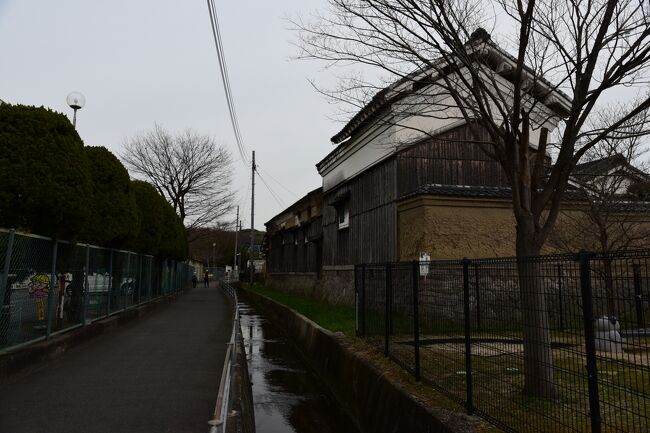 三重県の青山高原に源を発し、京都府八幡市で宇治川と合流したのち淀川にそそぐ木津川流域には、風情ある町並みの残る町が数多く点在していますが、今回、そんな中でも京都府内にある町々を訪ね歩きました。<br /><br />京都府木津川市山城町上狛は、木津川の流れが西から北へほぼ直角に折れ曲がる地点の右岸一帯に広がる町で、京都と奈良を結ぶ奈良街道沿いに位置しています。<br /><br />その奈良街道が町の真ん中を貫く上狛環濠集落は、外敵から身を守る防御機能を備えた楕円形の濠で囲まれた中世以来の環濠集落で、東西方向、南北方向とも三百数十メートルの範囲に広がる上狛環濠集落は、日本の環濠集落の中でも規模の大きいものの一つといわれています。<br /><br />現在の上狛環濠集落の南側と西側には、ありし日の姿を今に伝える環濠が残っており、地元の皆さんが浦の川と呼ぶほど豊かな水量を誇る環濠は、今も農業水利や治水上の重要な役割を担っています。<br /><br />一方、かつての町割がそのまま残る環濠内に目をやると、煙出しの越屋根をしつらえた主屋や土蔵を中心に、立派な長屋門を構えたお屋敷が散見できる奈良街道沿いや、郷や垣内と呼ばれる共同生活の場をつなぐ、人がやっと通れるほどの狭い小路には、ここに暮らす人々の活き活きとした息吹きが満ち溢れています。