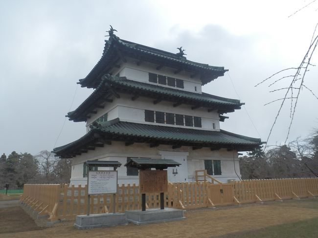 2016年3月3連休を使って，青森県の八戸と弘前へ行った．<br />八戸は住んでいたこともあるが，訪問は3年ぶり．道中はＪＲ八戸線に沿って北上した．<br />弘前は去年の7月以来となる．弘前城天守の曳屋が終わっているとのことなのでその様子を見に行った．<br />3連休2日目(3/20)小坂から弘前へ入り，駅前のホテルに宿泊．<br />翌最終日(3/21)は朝，岩木山の麓へ向かい，その後弘前城へ．