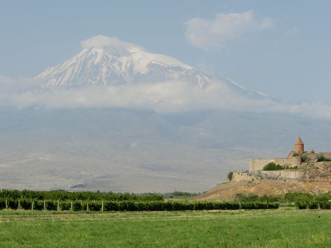 「アララト山」は「トルコ共和国の東端」にあり「アルメニアとの国境」から「３２ｋｍ」の「標高５１３７ｍ」の「旧約聖書」にでてくる「ノアの箱舟」が「大洪水」の後に「流れ着いたとされる山」と目されている「成層火山」です。<br /><br />写真は「アルメニア」に位置する「ホルヴィラップ修道院」から撮った「アララト山」です。