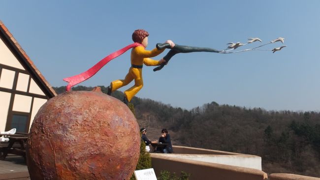 「冬は寒いから嫌!」と家内が言うのに抗し切れず、やっと3月、12回目のソウルです。<br />航空機はチェジュ航空で、往復料金12000円。諸税・燃油サーチャージ等込みで@17,910円。<br />宿泊は、南山近くの「ヒル ハウス ホテル」にツインの部屋4泊で税込み32,542円。<br /><br />よく、「12回もソウルに行ってたら、もう行く所ないでしょ?」などと言われますが、いやいやまだまだありますよ〜(笑)。<br />飽きないし・・・。<br />今回のテーマは、「ソウル市内をちょこちょこ歩く」という感じでしょうか?<br /><br />3日目は、今さら感強いが「冬ソナ」ロケ地に行きました。このあと、もう一カ所回っています。<br /><br />☆ (1)出発、ホテルチェックイン、夕食、「ドラムキャット」観賞<br />☆ (2)ソウル市ウォーキングガイドツアーで「景福宮」を観覧<br />☆ (3)「青瓦台サランチェ」、再び「景福宮」、お決りのサムゲタン屋さん<br />☆ (4)「景福宮」近くをもう少し歩きます<br />☆ (5)「国立古宮博物館」<br />☆ (6)今さらながら春川の「冬のソナタ」ロケ地に行ってみました<br />★ (7)「プチ・フランス」にも足を延ばしてみた<br />☆ (8)ソウル市ウォーキングガイドツアー「清渓川?コース」を歩きました<br />☆ (9)「ソウル風物市場」、再び「清渓川」、「東大門」まで歩きました<br />☆(10)ロッテマートで買物、夜は「FIREMAN(ファイヤーマン)」公演を観賞<br />☆(11)4泊5日の旅行も最終日。でも、午前中いっぱいは楽しみます<br />☆(12)いよいよ帰国です<br /><br />
