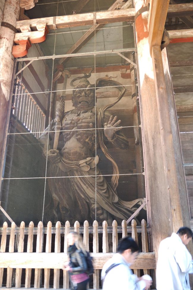 地元を知ろうプロジェクトを推進中。<br /><br />ポータブルナビのパナソニック、ゴリラ。<br />るるぶガイドブックがインストールされており、奈良を「見る」で検索すると３３８件ヒットした。<br />しかし、ほとんど知らない場所ばかり・・<br />ここはひとつ、愛機に跨って全部回ったろうというチャレンジ企画をやっとります。<br /><br />今回は、東大寺をぶらぶら。鐘楼や南大門の見所を紹介します。大仏殿の中は都合でスキップ・・笑<br />