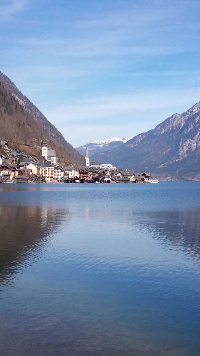 ツアー（ＨＩＳ）を利用してチェコとオーストリアへ行って来ました。<br />いつもは自分で手配して行く１人旅が多いのですが、フランス以来で<br />ツアーに参加してチェコとオーストリアを周遊します。<br /><br />事の初めは、３月上旬に年度末ですが、様々な偶然が重なり、<br />１週間休むことが可能になりました。<br />そこから、せっかく１週間も休めるなら海外旅行に行こうと<br />考えて各旅行会社のサイトで色々と探しました。<br /><br />その中から、ＨＩＳのツアーを見つけて店頭に申し込みに行った<br />のですが、受付のお姉さんにはこのツアーの申し込みの最終日<br />ですよと言われ、ギリギリ申込しました。<br /><br />そこから、１週間休むための準備・用意などもあり、バタバタと<br />日にちが過ぎていき、ガイドブックを買うぐらいしか旅行の準備は<br />出来ませんでした。<br /><br />準備は出来ていませんでしたがツアーなので、各地を連れって<br />行ってくれるので楽チンでした。<br />しかし、プラハとウィーンでは、半日自由行動があったのですが、<br />準備・予習が出来ていない事もあり、観光とは程遠く趣味に偏って<br />過ごしました。<br /><br />全体の日程<br />１日目≪３月２４日（木）≫　<br />東京（成田：ＮＲＴ）発⇒モスクワ（シェレメチボ：ＳＶＯ）<br />モスクワ（シェレメチボ：ＳＶＯ）⇒チェコ（プラハ：ＰＲＧ）<br />プラハ泊<br /><br />２日目≪３月２５日（金）≫<br />午前：世界文化遺産【プラハ歴史地区観光】<br />プラハ城[聖ヴィート大聖堂]・カレル橋・旧市街広場<br />午後：自由行動<br />プラハ泊<br /><br />３日目≪３月２６日（土）≫<br />プラハ⇒チェスキー・クルムロフへ（約３時間）<br />昼食後、世界文化遺産【チェスキー・クルムロフ】自由散策（２時間）<br />チェスキー・クルムロフ⇒ザルツブルクへ（約３時間３０分）<br />ザルツブルク泊<br /><br />４日目（３月２７日（日））<br />世界文化遺産【ザルツブルク市街の歴史地区】<br />ミラベル庭園・祝祭劇場・ゲトライデ通り・モーッアルトの生家<br />ザルツブルク⇒ハルシュタット（約１時間３０分）<br />昼食後、世界文化遺産【ハルシュタット】自由散策（１時間１５分）<br />ハルシュタット⇒ウィーンへ（約４時間３０分）<br />ウィーン泊<br /><br />５日目（３月２８日（月）<br />午前：世界文化遺産【シェーンブルン宮殿】・王宮・シュテファン寺院<br />ケルントナー通り・オペラ座<br />午後：自由行動<br /><br />オーストリア（ウィーン：ＶＩＥ）⇒モスクワ（シェレメチボ：ＳＶＯ）<br />モスクワ（シェレメチボ：ＳＶＯ）⇒東京（成田：ＮＲＴ）発）<br /><br /><br />参加したツアー名は、『チェコとオーストリア７日間』です。<br />このツアーは、４月以降でもほぼ同じ内容で販売されています。<br />これからツアーに参加される方に対して、少しでも参考になればと<br />思いますのでご覧下さい。<br /><br />その⑤はハルシュタット自由散策です。<br />到着後、昼食、その後2時間程の自由散策です。<br /><br />今日は、朝からカメラの電池が切れてしまい、<br />スマホで撮影していきます。<br /><br />写真を色々と撮ったため、最後にはスマホの電池も<br />切れてしまいました。<br /><br />