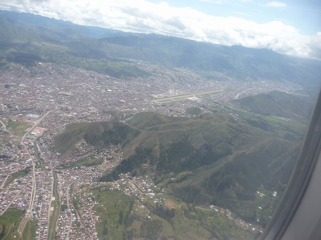 マチュピチュへはペルーの首都リマから飛行機でクスコに飛び、それから車と列車を乗り継ぎます。<br />私達は夜に先ずリマに飛び、空港前のホテルで1泊した後朝の便でクスコに移動、そのまま余計な荷物を帰路に宿泊するクスコのホテルに預けてマチュピチュ村に向けて車で出発しました。<br />先ずは飛行機での移動と空港の様子をご紹介します。<br />表紙の写真は着陸直前の飛行機から見下ろすクスコの街並みです。<br />実は着陸の時も結構スリルあります。