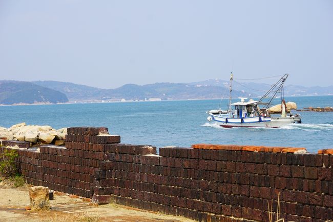 2016年春，瀬戸内海の犬島(いぬじま)に行ってきました！<br /><br />「瀬戸内国際芸術祭2016」が開かれている犬島で，自然が作り出す島の風景に溶け込むアートの数々を楽しんできました。犬島のシンボルとなっている犬島精錬所の遺構は，長き島の歴史を今に伝えているかのようでした。