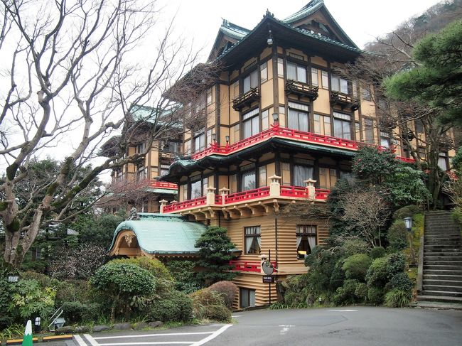 有数のクラシックホテルである箱根宮ノ下の富士屋ホテルに泊まった。<br />ＪＣＢプレミアムカードの特典で全国の指定ホテルから選んで無料で宿泊できるサービスがあるのだが、3月中に使わないといけないため、ギリギリの3月21日春分の日に西洋館スーペリアルームに宿泊した。<br />現存する本館が126年の歴史を持つこのクラシックホテルは、日本の近代化・西洋化の歩みそのものであり、日本の近代化遺産とも言えるホテルである。<br />数多くの見どころとエピソードを持つこのホテルは、宿泊自体が目的になり得るテーマパークのような素晴らしいホテルだった。<br /><br />1日目は仙石原にある富士屋ホテル経営の歴史あるパブリックゴルフ場の千石ゴルフコースでゴルフをして富士屋ホテルにチェックイン。翌日はガラスの森を観光して帰宅。午後から会社に行き仕事をした。