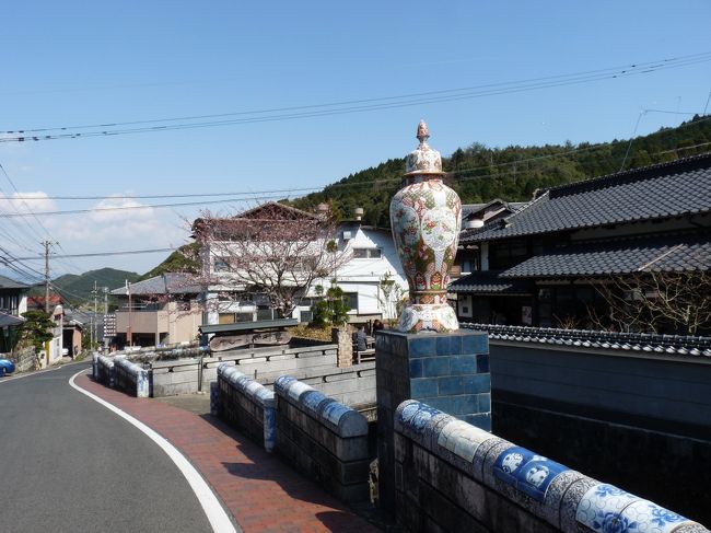 　午後羽田を出て、長崎空港でレンタカーを借り、この日は、嬉野温泉に泊まります。宿泊は温泉街の大村屋、旅館のすぐ脇をから嬉野川が流れ、その向こうに温泉街が見える古い温泉宿、建物はきれいになっていますが、まるで「寅さん」が泊まっているような雰囲気です。湯量は豊富、かけ流しの貸し切り檜風呂や川を見下ろす大浴場をしっかり楽しみ、料理も季節の野菜をつかった椀物や蓋物（蒸し物）にかつおや鯛のおつくり、佐賀牛のすき焼きなどを風呂上がりのビールで堪能しました。　翌日、まず波佐見に向かいます。波佐見は、磁器を焼く町として知られますが、やはりそのルーツは、秀吉の朝鮮出兵の際、朝鮮からの陶工、李祐慶が、天草の陶石（ｶｵﾘﾝ）でやいたもの、とされます。磁器と言えば、当初は大変な高級品ですが、江戸中期を過ぎると庶民にも使われるようになり、波佐見では「くらわんか茶碗」などが知られます。<br />　窯場は、古くからの窯は中岡山周辺に集まり、さらに新しい窯が周辺に広がっています。とりあえず、中岡川に沿って窯場を過ぎ、交流館へ。ここにはそれぞれの窯の品物が並べられ買うこともできます。もちろんほとんどが磁器、中でも「くらわん茶碗」は、厚でで高台が高め「丈夫で量は少なく」だったのでしょうか。その後、赤井倉という古くからの窯元も訪ねました。白磁に呉須の模様はやはりいい。そんな「くらわんか」風の茶碗を買いました。<br />　そこから有田はすぐです。（ちなみに波佐見は長崎県、有田は佐賀県です）ここも街道に沿って、古い街並みに有田２の窯元さんや陶器屋さんが並びます。有田と言えば、高級磁器、呉須だけでなく、柿右衛門の赤絵、さらに豪華な「金襴手」まで、さまざまな染付があります。波佐見とすぐ近くなのに、「波佐見とは違う」と対抗意識？があるのもよくあることです。かつて来た時からつれあいのお気に入りの店、貴好人（ここは陶器店）で、皿やそばちょこなども買いました。<br />　その後、トンバイ塀の道、泉山陶石場跡（ここで、朝鮮陶工の李参平が1616年にここで陶石を見つけ、磁器を焼いたことが日本の磁器の始まりと言われる）、そこから李参平を陶祖として祀る陶山神社へ。さすが磁器の里だけあって、磁器製の鳥居や狛犬、灯篭が並び、欄干も一部陶製でした。やはり、白磁は焼き物の中でも格別の味があります。<br />　これで、焼き物めぐりはおしまい。昼食は、佐世保バーガーを食べるべく、佐世保に向かいました。<br />